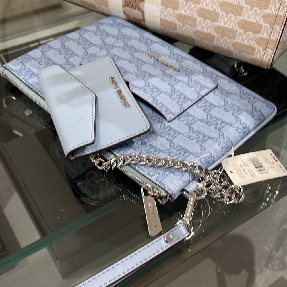 MICHAEL KORS JET SET ITEM LG 2 in 1 CARD CASE & WRISTLET
Pale Blue 
NWT - Picture 5 of 16